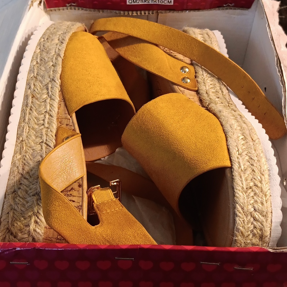 Beachy Golden Espadrilles size 10 - Picture 8 of 10